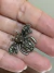 Broche metal com strass primeira linha Inseto besouro prata envelhecido com pequena falha no banho por isso promoção na internet