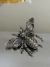 Broche metal com strass primeira linha inseto besouro prata envelhecido detalhe strass grafite e pérola