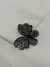 Broche metal com strass primeira linha Borboleta grafite strass grafite detalhe verde - Bia Pimenta acessorios 