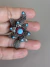 Broche flor grafite strass turquesa com pink - comprar online