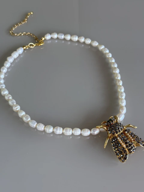 Colar animal print dourado verniz italiano com pérola de água doce e strass linha premium - comprar online