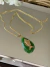Colar resort dourado resina verde com peixe dourado na internet