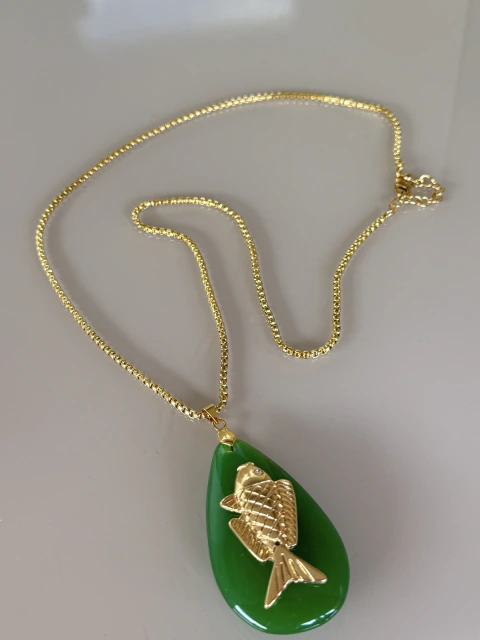 Colar resort dourado resina verde com peixe dourado