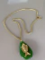 Colar resort dourado resina verde com peixe dourado