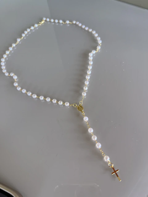 Colar terço dourado com pérola delicado