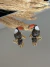 Brinco dourado tucano resinado Raina - comprar online