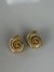 Brinco dourado resort verniz italiano concha espiral