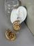Brinco dourado resort verniz italiano concha espiral - Bia Pimenta acessorios 
