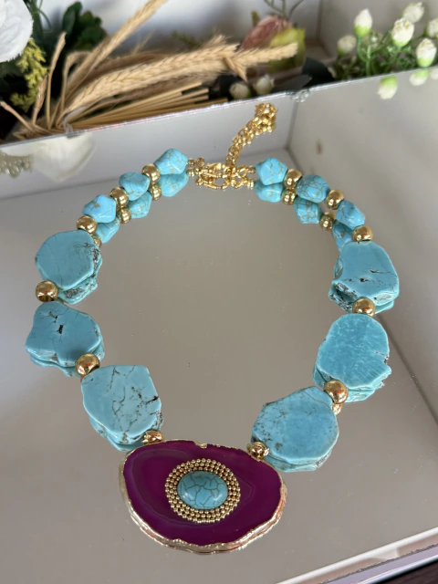 Colar Jade dourado verniz italiano pedras naturais turquesa e detalhe pedra abata pink decorada com detalhe turquesa