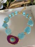Colar Jade dourado verniz italiano pedras naturais turquesa e detalhe pedra abata pink decorada com detalhe turquesa - comprar online