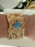 Bracelete resort dourado com colagem de caranguejo dourado esmaltado azul - comprar online