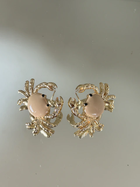 Brinco resort dourado caranguejo esmaltado nude bege