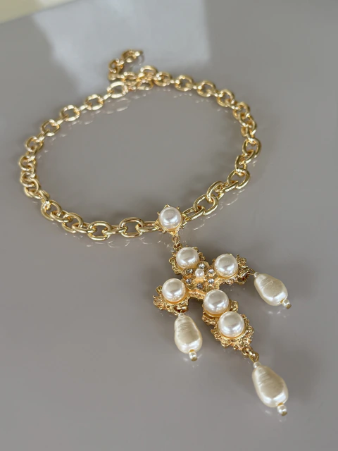 Colar Diana dourado cruz dourada com pérola e strass