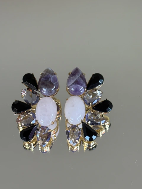 Brinco Jade dourado pedras naturais rosa quartzo , ametista e cristais preto