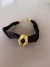 Colar choker tecido preto pingente orgânico dourado com gota preta