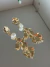 brinco dourado detalhe flor e pérola