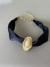 Colar tecido azul marinho pingente dourado gota marfim