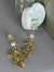brinco dourado detalhe flor e pérola - comprar online