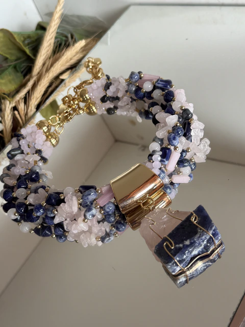 Colar Jade pedras naturais quartzo rosa com sodalita azul e detalhes muranos azuis e cristais rosa dourado acabamento verniz italiano