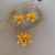 Conjunto colar e brinco orquidea cattileya amarelo