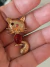 Broche dourado gato detalhe vermelho rosa e preto na internet
