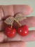Broche dourado cereja vermelha folha strass cristal - comprar online