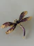 Broche dourado libélula grande colorido