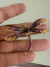 Broche dourado libélula grande colorido - Bia Pimenta acessorios 