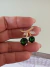 Broche cereja dourada com Zircônia verde e cristal - Bia Pimenta acessorios 