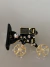 Broche dourado cinema preto com strass - comprar online