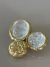 Broche dourado acetinado fosco detalhe cristal - comprar online
