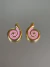 Brinco Marina dourado concha resina rosa