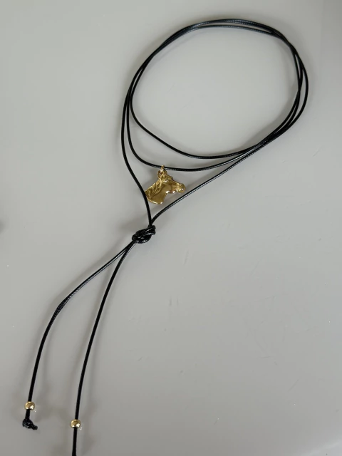 Colar fio preto country cavalo dourado