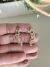 Brinco ear cuff dourado pedras zirconias coloridas - Bia Pimenta acessorios 