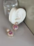 Brinco dourado linha festa Zircônia cristal com pedra coração rosa - Bia Pimenta acessorios 