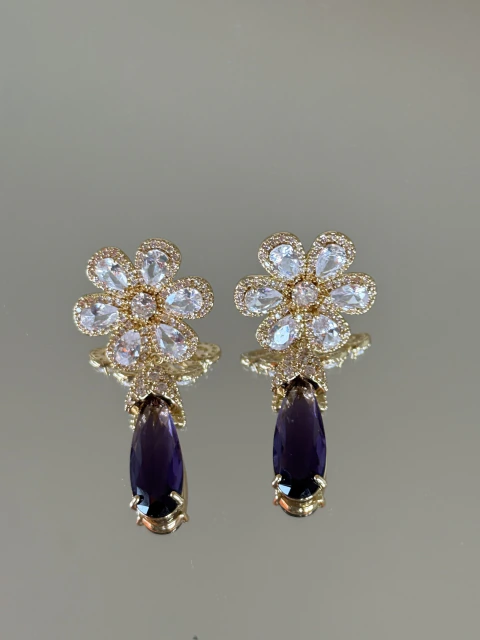 Brinco dourado linha festa Zircônia cristal com pedra gota Roxo tipo ametista e pino com flor cristal