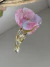Broche flor grande dourada resina rosa