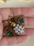 Broche abelha ouro envelhecido com detalhe pérola, verde, e dourado - comprar online