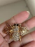 Broche inseto dourado com detalhe cristal strass - comprar online
