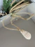 Colar dourado longo resina marfim detalhe em flor resort - comprar online