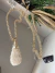 Colar dourado longo resina marfim detalhe em flor resort