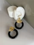 Brinco dourado verniz italiano com resina preta class super leve - comprar online