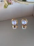 Brinco dourado com pérola - comprar online