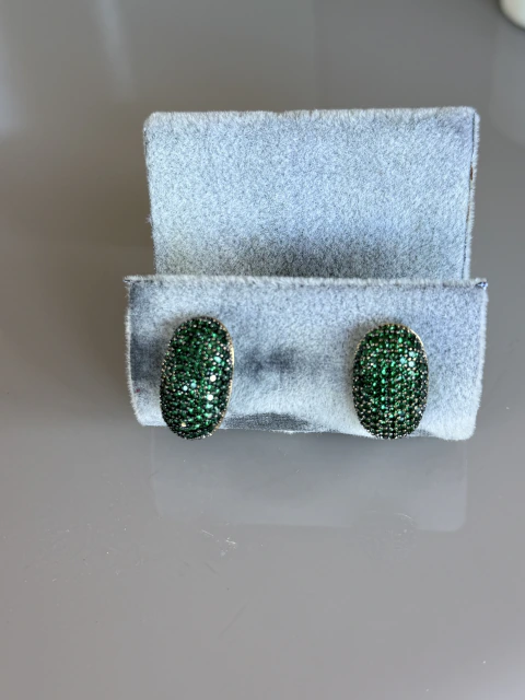 Brinco dourado festa zircônia cor verde esmeralda