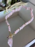 Colar Jade pedras naturais quartzo rosa fecho frontal com pingentes pedra brita quartzo rosa e metal - comprar online