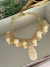 Colar resort dourado pingentes em resina premium e medalhas detalhes de flores na resina - loja online