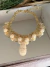 Colar dourado verniz italiano resort com detalhes e pingentes dourado e com resina marfim - loja online