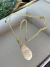 Colar longo resina resort marfim floral metal dourado verniz italiano