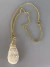 Colar longo resina resort marfim floral metal dourado verniz italiano - comprar online