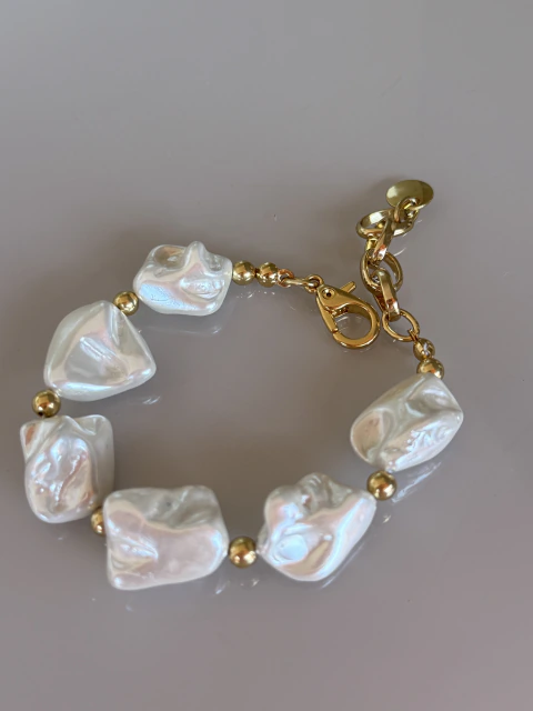 Pulseira dourada verniz italiano pérola Shell